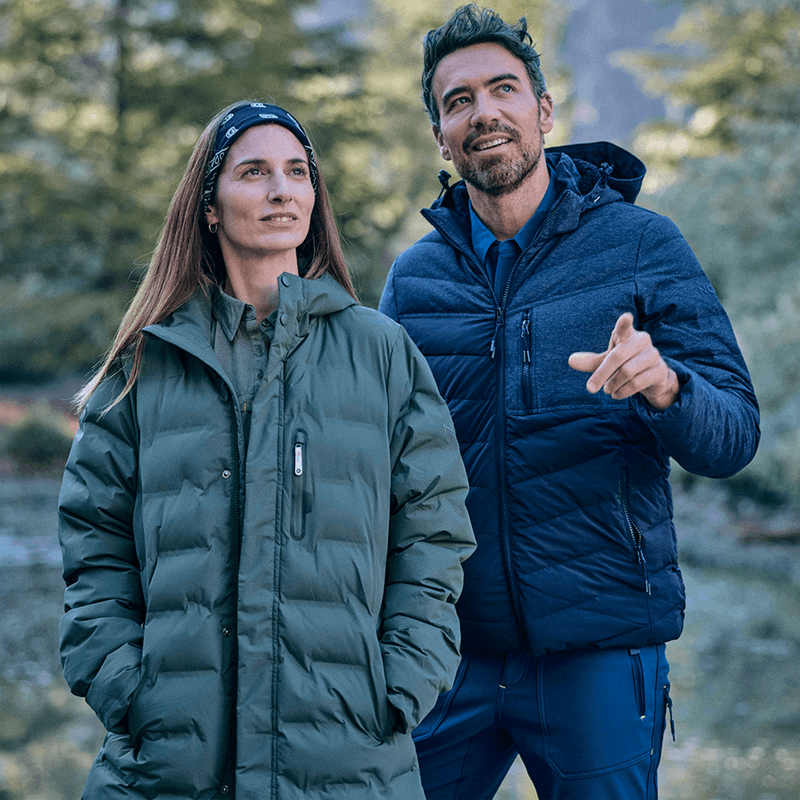 Persona-modelando-Parka-Taurus-Verde-Musgo-Mujer-al-aire-libre
