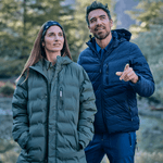 Persona-modelando-Parka-Taurus-Verde-Musgo-Mujer-al-aire-libre