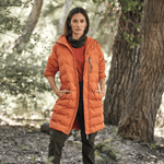 Persona-modelando-Parka-Taurus-Terracota-Mujer-al-aire-libre