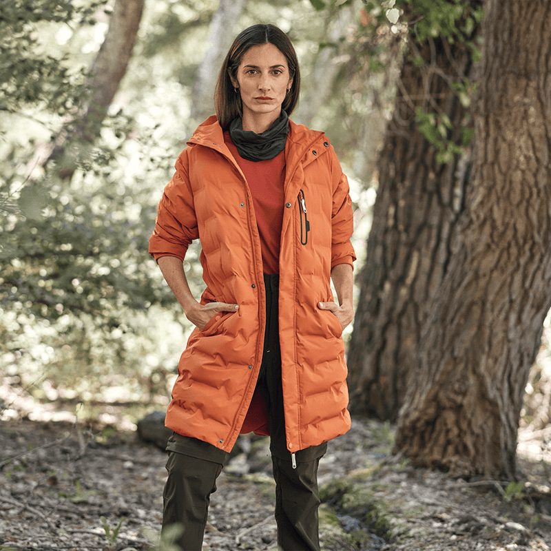 Persona-modelando-Parka-Taurus-Terracota-Mujer-al-aire-libre