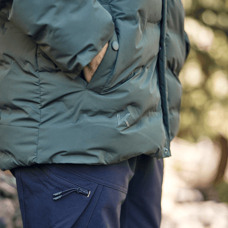 Persona-modelando-Parka-Taurus-Verde-Musgo-Hombre-al-aire-libre