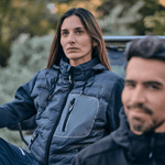 Persona-modelando-Parka-Pirineos-Gris-Medio-Gris-Oscuro-Mujer-al-aire-libre