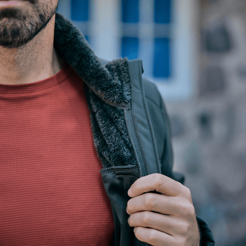 Persona-modelando-Chaqueta-Cervino-Verde-Musgo-Hombre-al-aire-libre