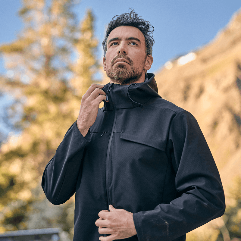 Persona-modelando-Chaqueta-Balcanes-Negro-Hombre-al-aire-libre