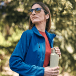 Persona-modelando-Micropolar-Bolsena-Azul-Rey-Mujer-al-aire-libre