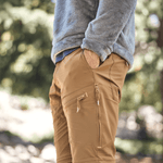 Persona-modelando-Pantalon-Ripstop-Desmontable-Khaki-Hombre-al-aire-libre