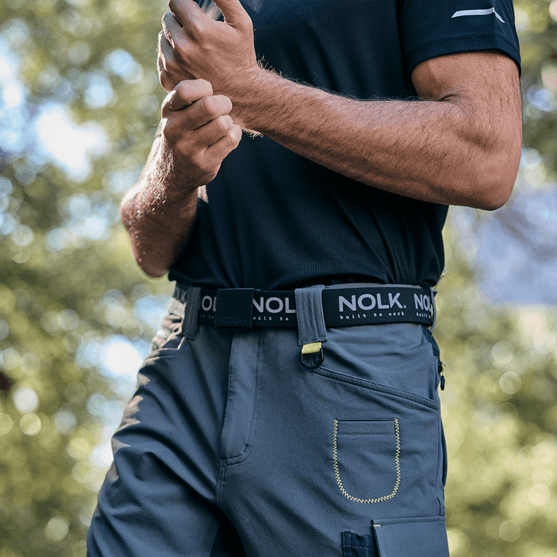 Persona-modelando-Pantalon-Sena-Gris-Oscuro-Negro-Hombre-al-aire-libre