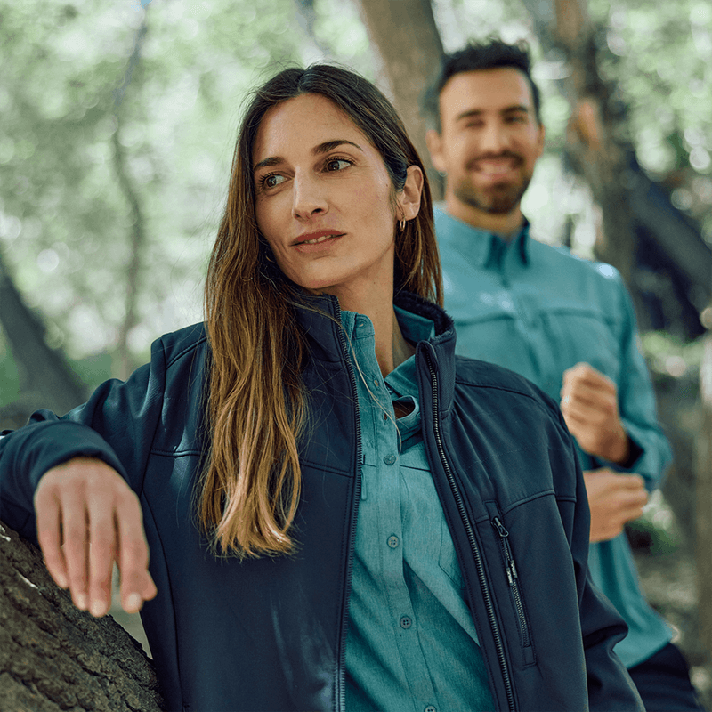 Persona-modelando-Chaqueta-Cervino-Verde-Musgo-Mujer-al-aire-libre